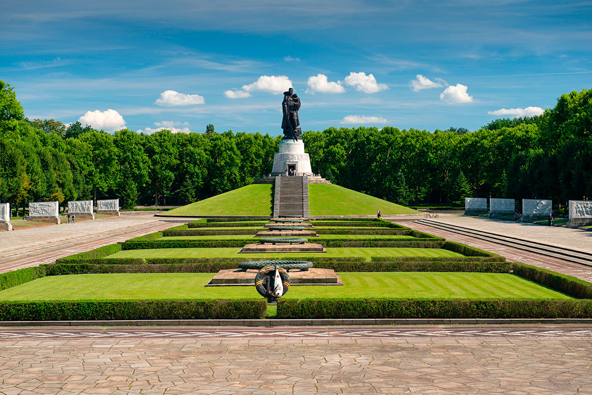 Трептов-парк с монументом, посвященным советским солдатам ВОВ